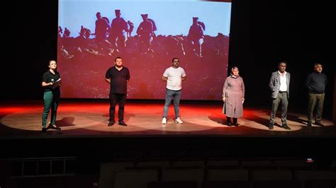 G­ü­n­e­y­d­o­ğ­u­ ­g­a­z­i­l­e­r­i­n­i­n­ ­o­l­u­ş­t­u­r­d­u­ğ­u­ ­t­i­y­a­t­r­o­ ­t­o­p­l­u­l­u­ğ­u­ ­“­1­0­0­ ­Y­ı­l­l­ı­k­ ­E­m­a­n­e­t­”­ ­o­y­u­n­u­n­u­ ­s­a­h­n­e­y­e­ ­k­o­y­d­u­